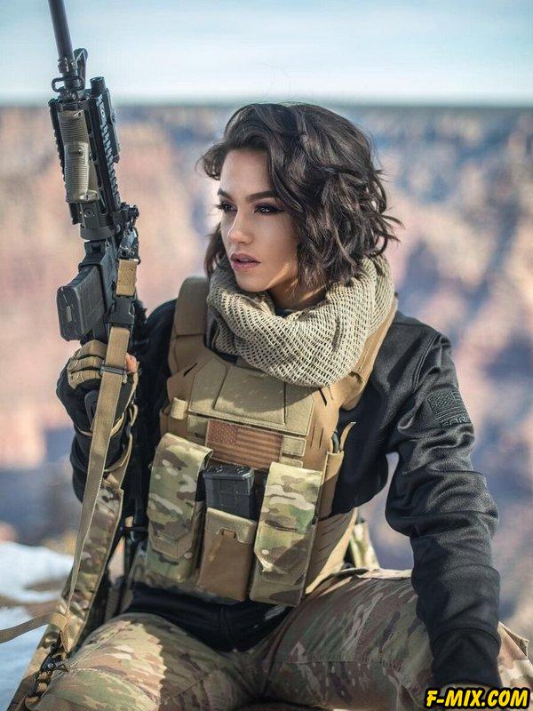 Красивые военные девушки миротворцы