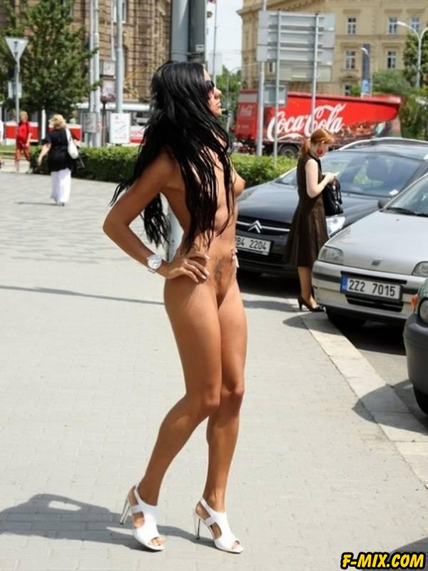 Ashley Bulgari (Эшли Булгари) позирует обнаженной в общественных местах 26